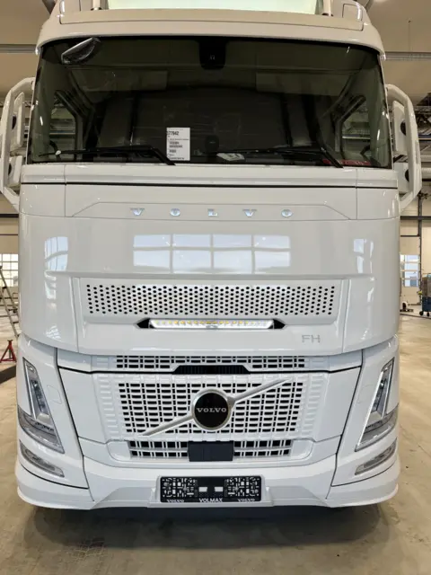 Fjernlyspakke med OZZ XB1 P27" (hvit) for Volvo FH Aero 