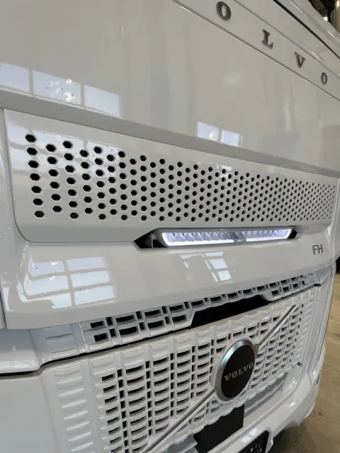 Fjernlyspakke med OZZ XB1 P27" (hvit) for Volvo FH Aero 