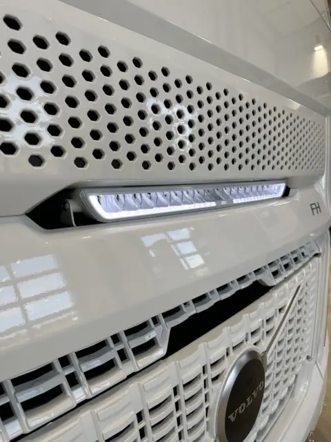 Fjernlyspakke med OZZ XB1 P27" (hvit) for Volvo FH Aero 