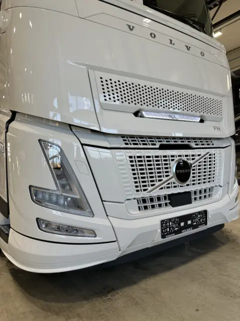 Fjernlyspakke med OZZ XB1 P27" (hvit) for Volvo FH Aero 