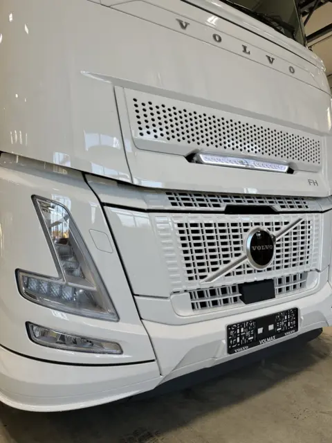 Fjernlyspakke med OZZ XB1 P27" (hvit) for Volvo FH Aero 