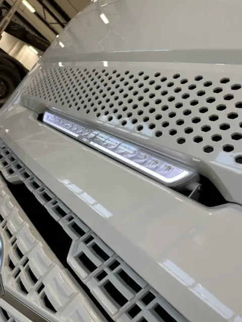 Fjernlyspakke med OZZ XB1 P27" (hvit) for Volvo FH Aero 