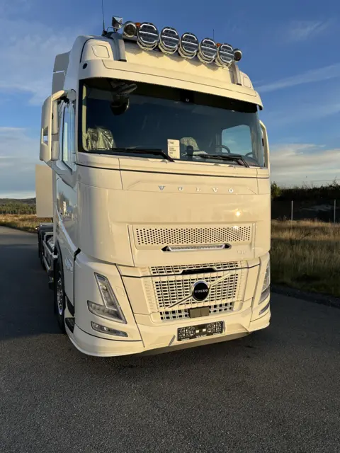 Fjernlyspakke med OZZ XB1 P27" (hvit) for Volvo FH Aero 