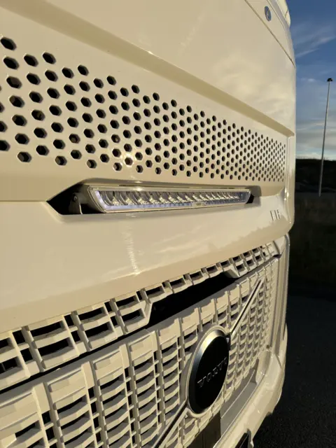 Fjernlyspakke med OZZ XB1 P27" (hvit) for Volvo FH Aero 