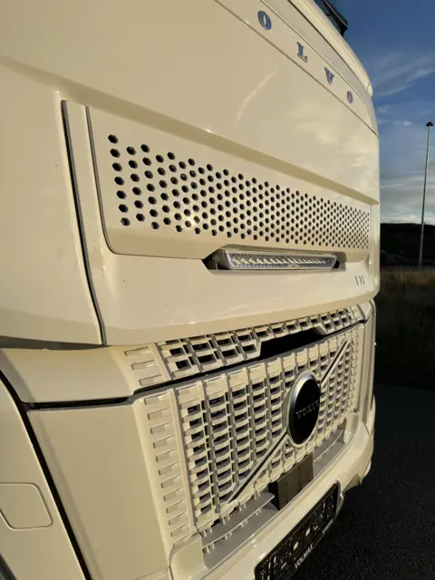 Fjernlyspakke med OZZ XB1 P27" (hvit) for Volvo FH Aero 