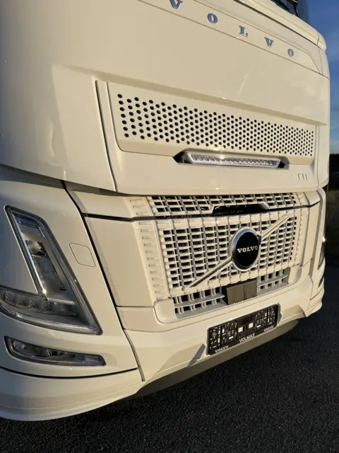 Fjernlyspakke med OZZ XB1 P27" (hvit) for Volvo FH Aero 