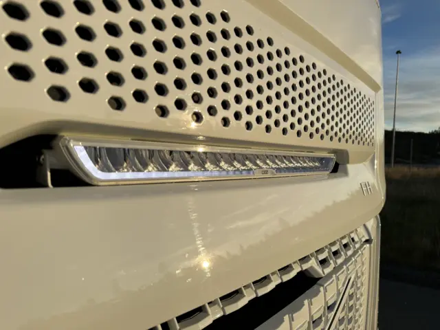 Fjernlyspakke med OZZ XB1 P27" (hvit) for Volvo FH Aero 
