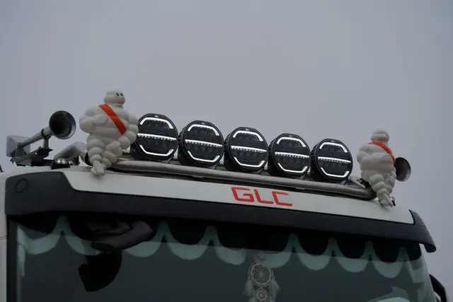 OZZ XR2 P9" fjernlys Hvit 16 LED, m/parklys, 15000 lumen 