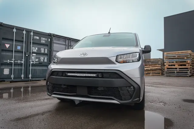LAZER Toyota Proace City 2023-> Grillkit med Linear 18 Elite+ 52cm 